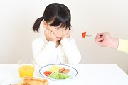 Bắt trẻ nhịn ăn, nhịn uống bị xử lý như thế nào?