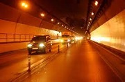 Chạy xe trong hầm đường bộ vào ban ngày có phải bật đèn xe không?