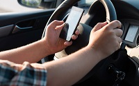 Mức xử phạt đối với hành vi sử dụng điện thoại di động khi đang điều khiển xe