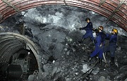 Sử dụng lao động nữ làm việc dưới hầm mỏ có được không?