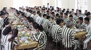 Trong trại giam phạm nhân có chế độ ăn như thế nào?
