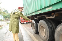 Xe tải lắp bánh lốp không đúng kích cỡ bị xử phạt như thế nào?