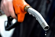 Xử phạt cửa hàng ngừng bán xăng dầu để chờ tăng giá?