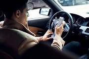 Xử phạt hành vi sử dụng điện thoại khi đang điều khiển ô tô